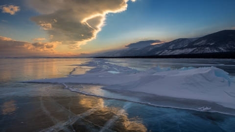 俄罗斯贝加尔湖奥利洪岛自然风光高清桌面壁纸