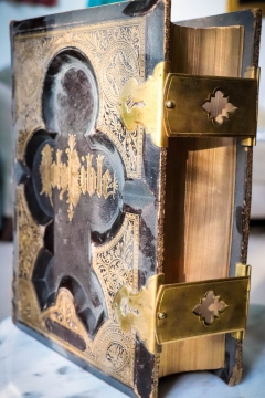 室内板凳上古典历史圣经书本