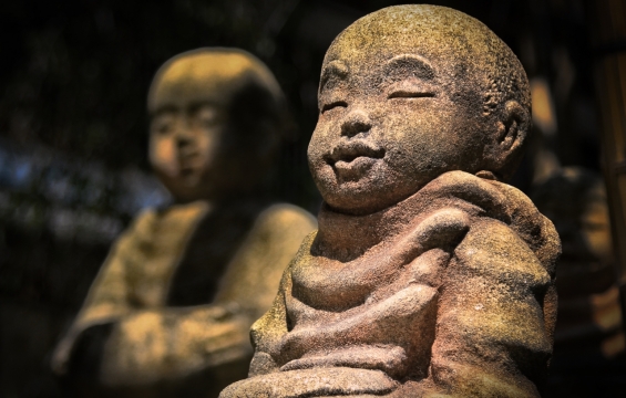 布满青苔石雕艺术品虚化背景摆拍