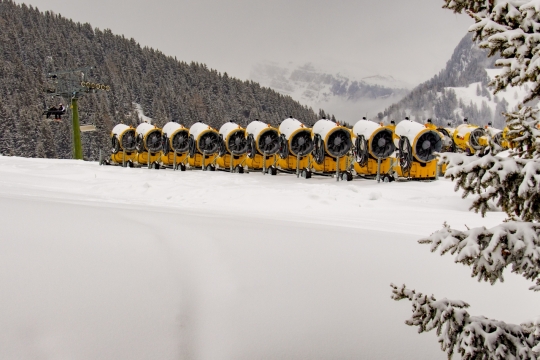 冬天寒冷郊外白色雪地上加农炮