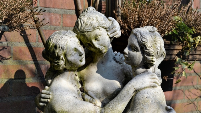 阳光户外女性白色石质塑像