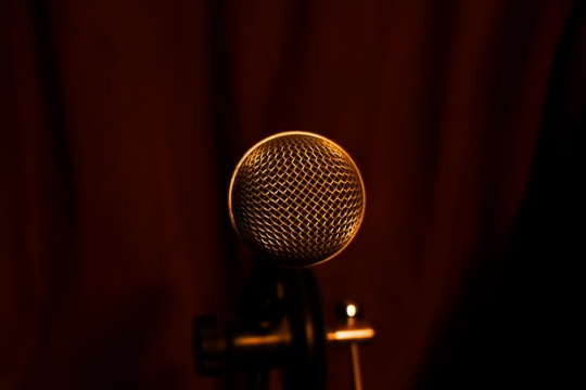 昏暗录音室室内专业金属麦克风设备