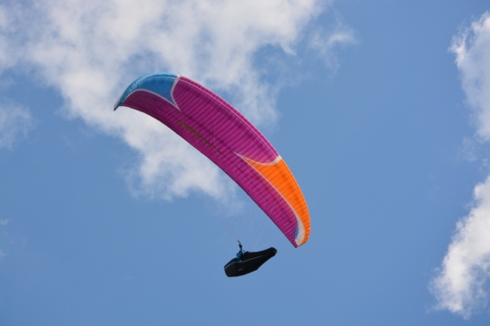 风光摄影_高空中滑翔飞行跳伞者云朵风光