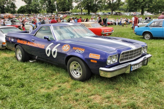 城市街道绿色草坪豪华轿车车展