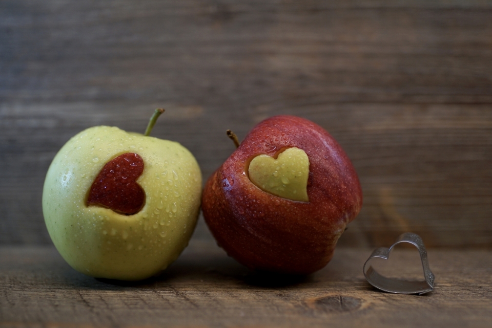 微距摄影_刻有爱心形状的青红苹果