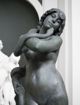 虚化背景蛇缠绕女性石质艺术塑像