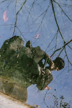 古装汉服水面倒影拍摄