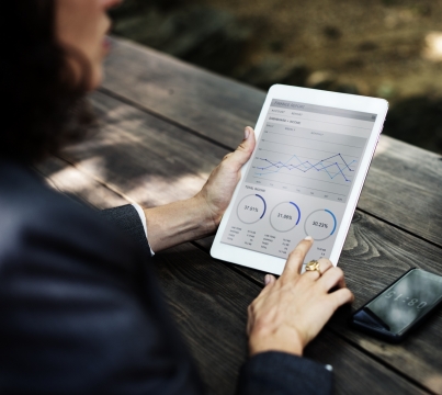 室外木制桌面女性查看平板电脑