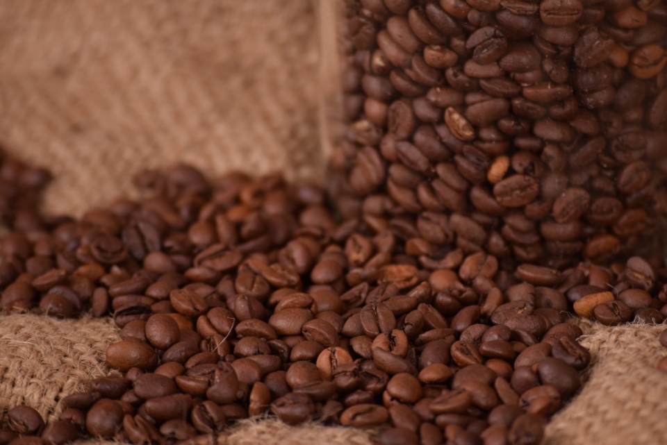 麻布上新鲜美味健康棕色咖啡豆