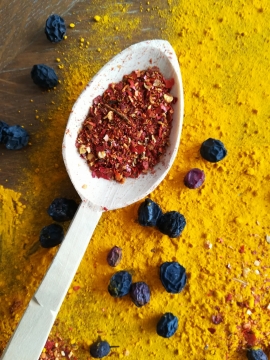 木制勺柄中红色香料特写