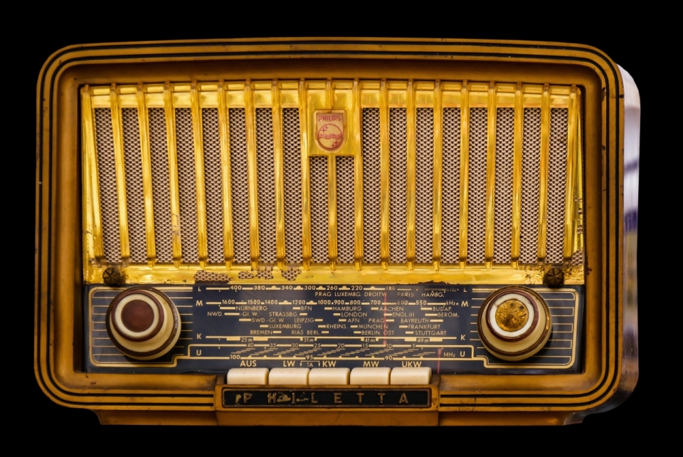复古中世纪电台收音机