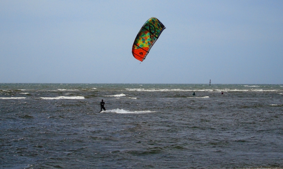 海边冲浪降落伞极限运动人物外景