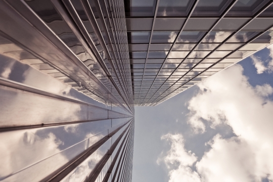 建筑物下仰望高楼玻璃外墙倒影景观