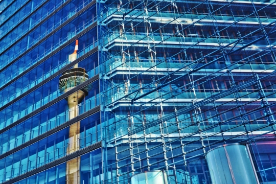 高大玻璃建筑墙面倒影特写