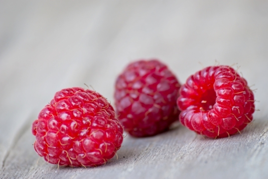 摆放在桌面上树莓静物摆拍