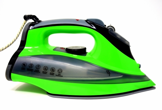 白色背景家用电器绿色熨斗设计