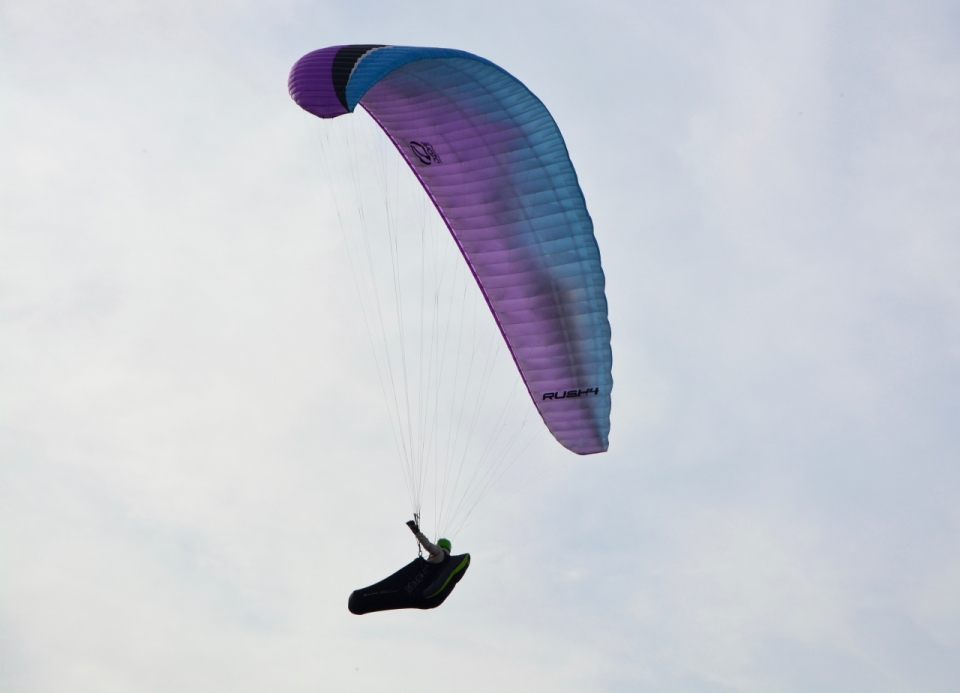 滑翔在空中的滑翔伞运动员