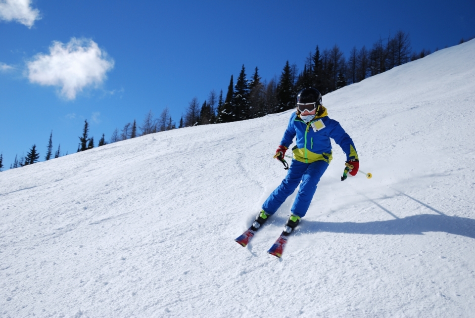 晴朗天空滑雪场滑雪运动者