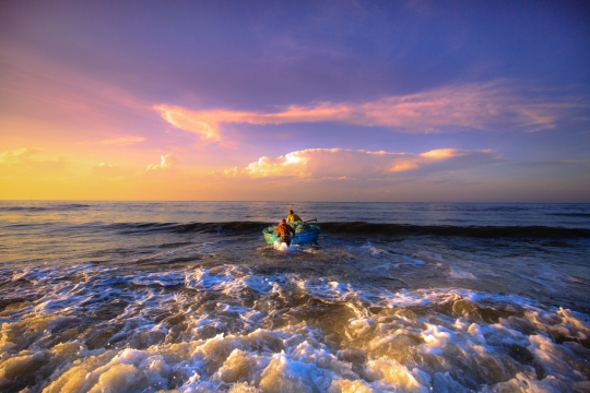 清晨海边准备出海的渔民