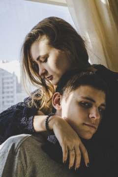 在窗前拥抱着的男女情侣