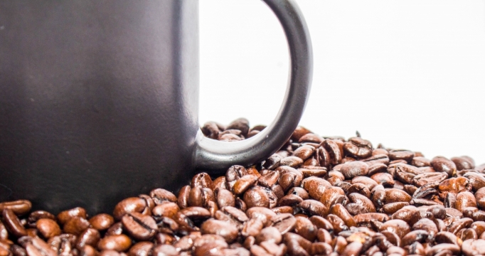 白色背景新鲜咖啡豆金属灰色杯子