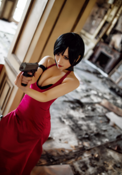 阴暗老宅性感爆乳美女高清特写