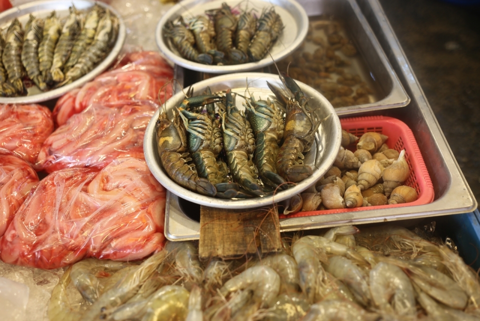 海鲜市场摊位新鲜海鲜大虾食品