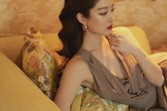 性感美女明星杨采钰写真