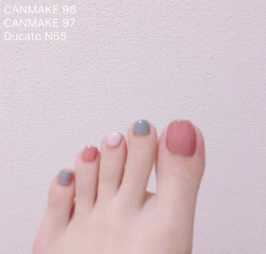 好看又清新的跳色美甲图片