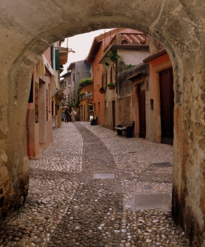 古镇石桥下石洞复古小镇鹅卵石街道