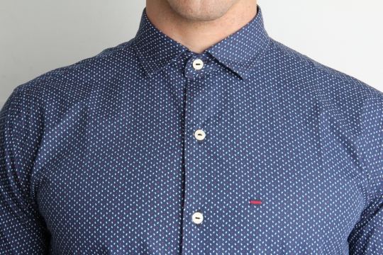 白色背景波点衬衫男性