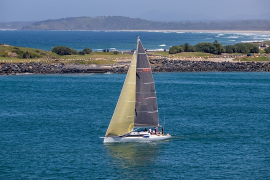 风光摄影_小镇旁湖中帆船游艇度假风景