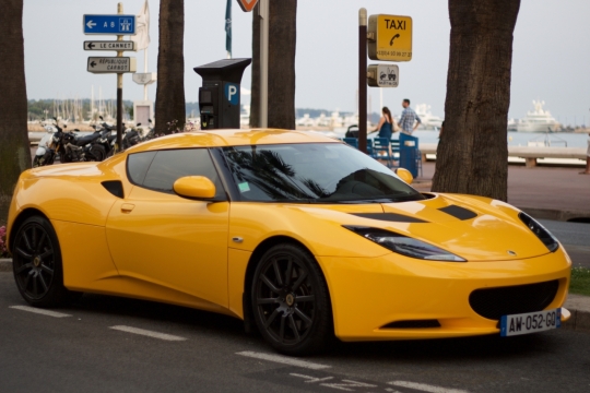 城市景点街边停靠黄色豪华时尚跑车