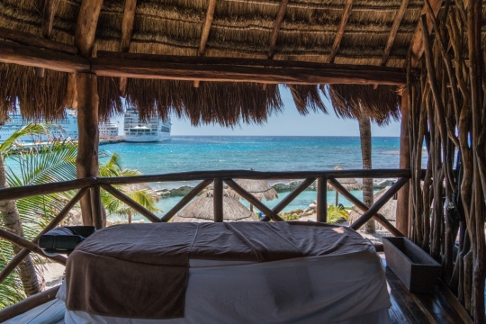 蔚蓝大海沙滩茅草屋热带风光景色