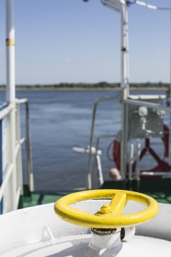 虚化背景阳光大海海面上船只黄色阀门