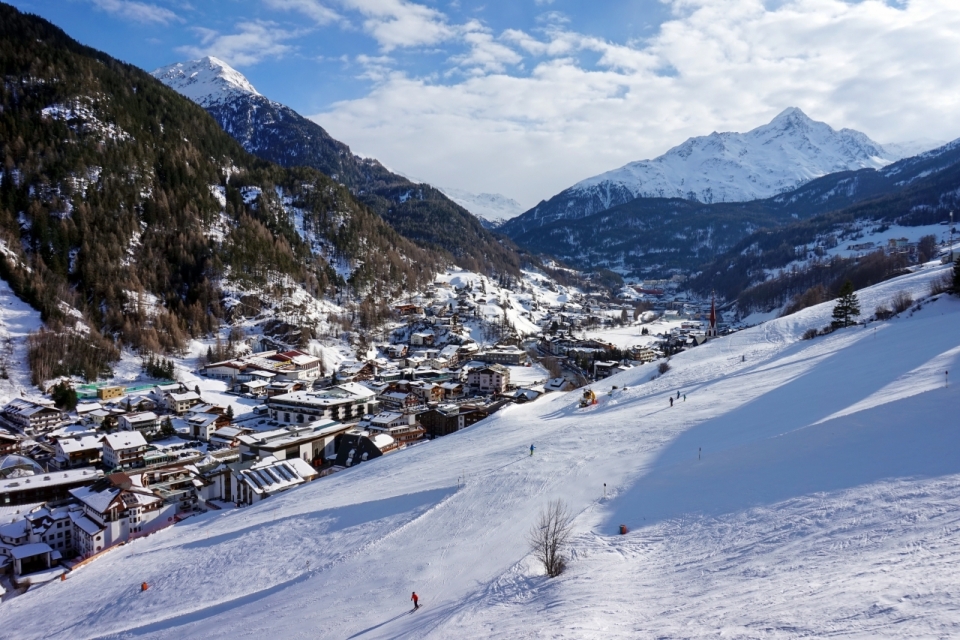 滑雪场雪山山脚密集的山村小屋俯拍