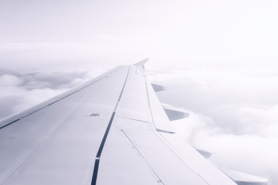 云巅之上飞行客机窗外洁白美景