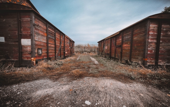 天空下红色老旧木板房屋