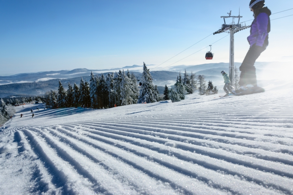 冬天寒冷白色地面滑雪场运动男性