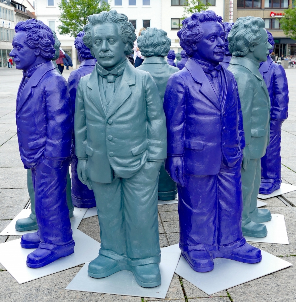 城市街道彩色石质艺术爱因斯坦塑像