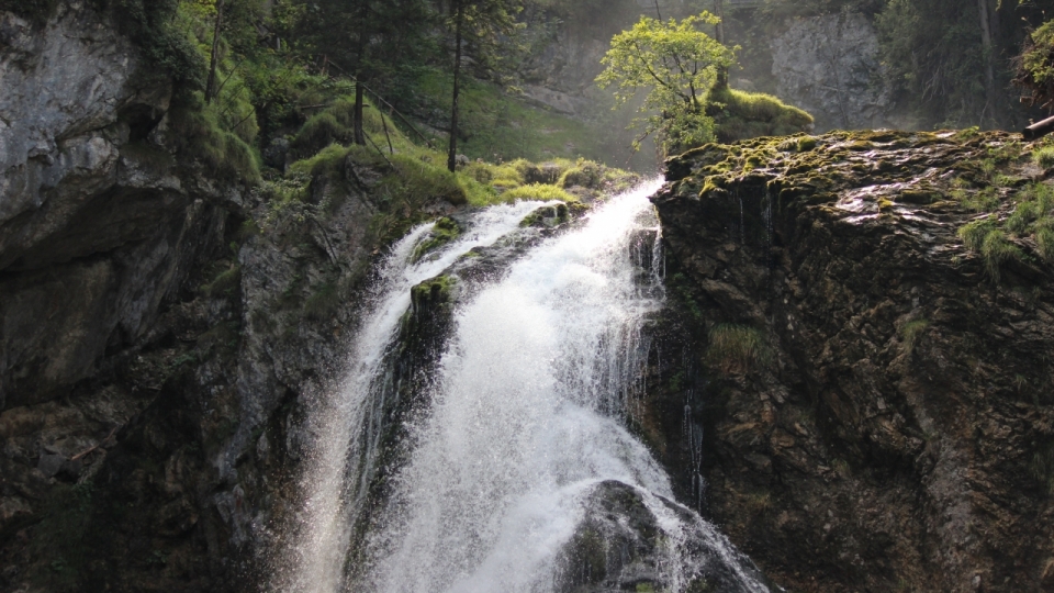 深山中向下流的瀑布唯美风景摄影