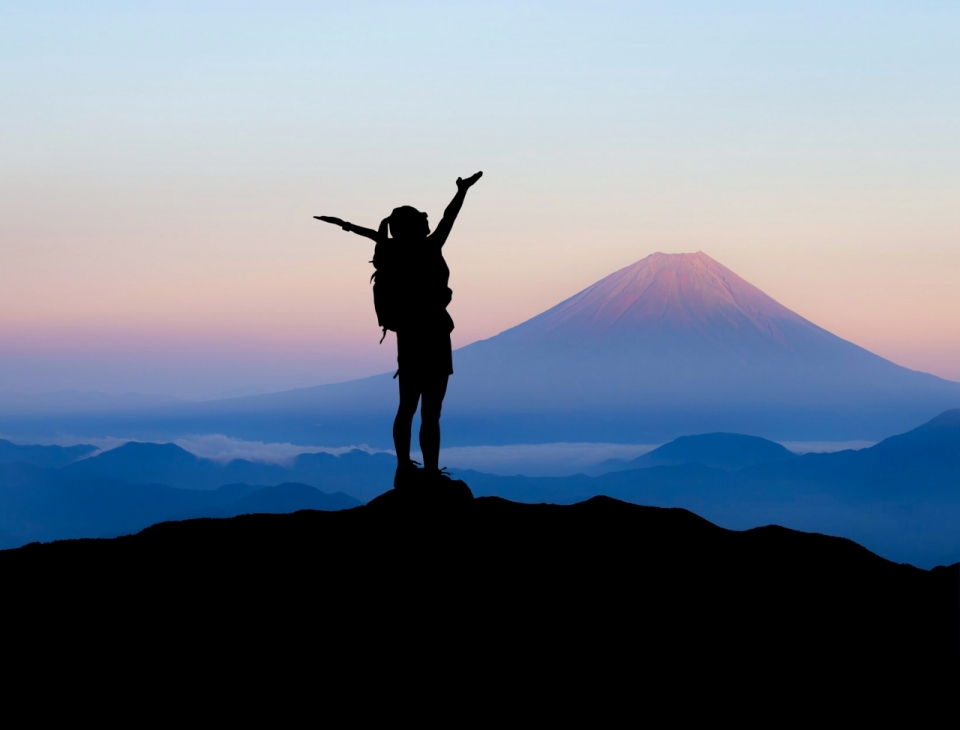 户外探险山顶登山者远眺自然风景