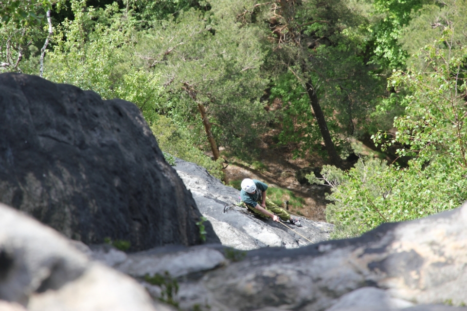 丛林旁悬崖峭壁攀岩冒险者拍摄