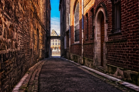 楼房间狭窄通道城市建筑石墙景观