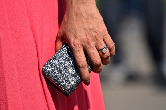 户外穿粉色长裙戴戒指拿钱包女性手部特写