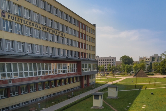 宽敞草坪上高楼建筑城市一隅