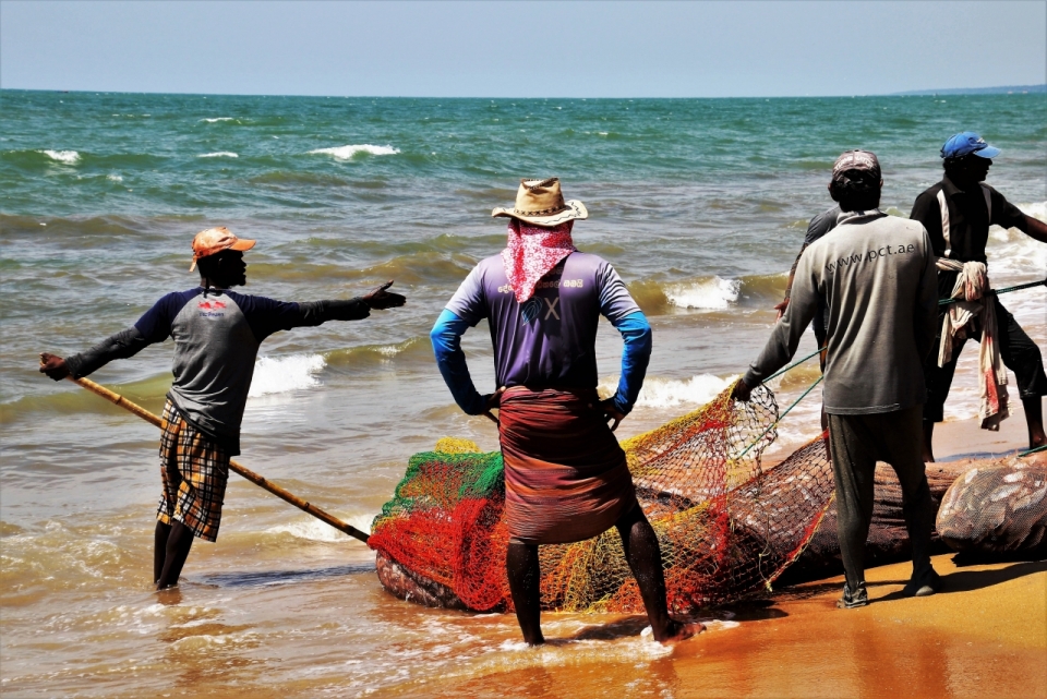 阳光自然蓝色大海沙滩工作渔民