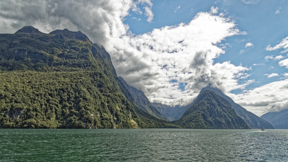 新西兰南岛米尔福德峡湾风景高清桌面壁纸