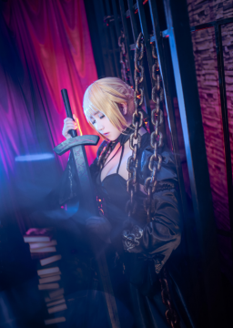 美女摄影_金发美女黑色制服英气特写