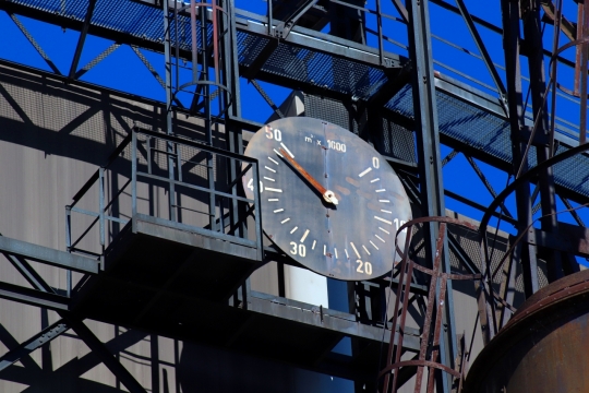 金属栏杆建筑镶嵌圆形时钟外观